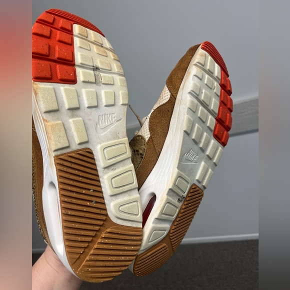 Woman’s Nike Shoes 8.5 - Picture 3 of 8